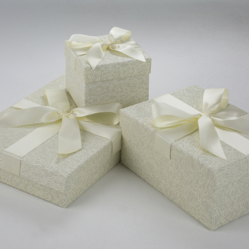 Die Accessoires-Boxen White Labyrinth sind ideal zur Aufbewahrung Ihrer Hochzeits-Accessoires.